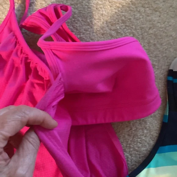 2- lululemon workout top bundle. Both size 6. - Picture 2 of 6